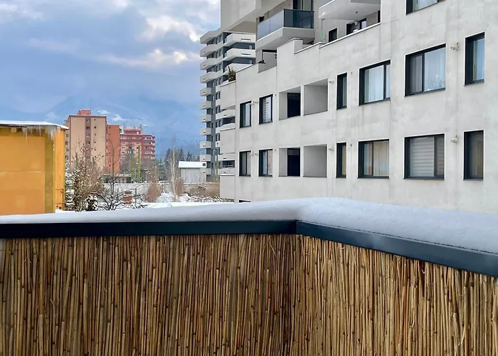 Apartment Carpatilor Urban Escape Studio: Free Parking & Ac